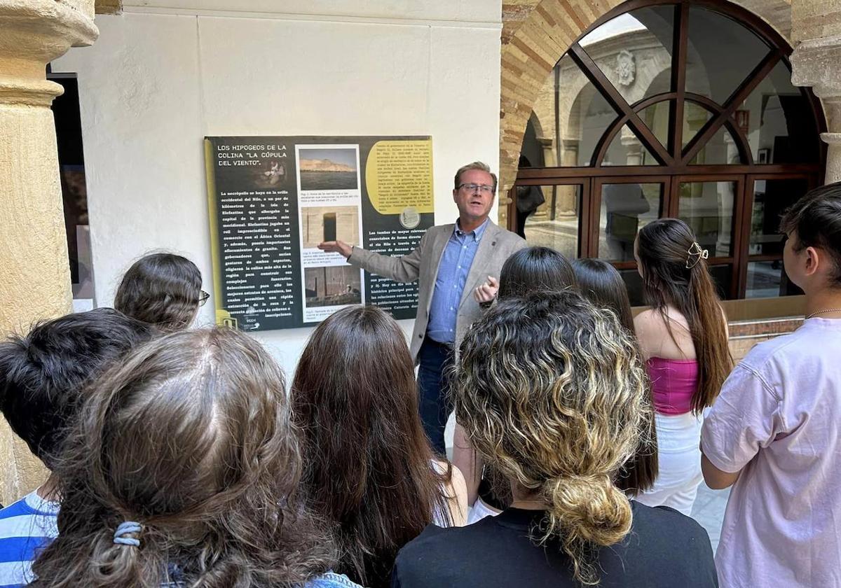 Alejandro Jiménez explica el contenido de la muestra a los jóvenes.