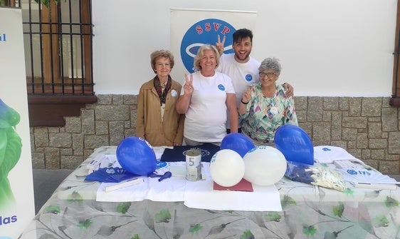 Mesa informativa instalada en la calle Ollerías. ideal