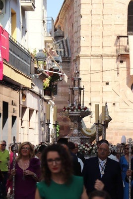 Paso del Cristo Sacremaentado por la calle La Feria.