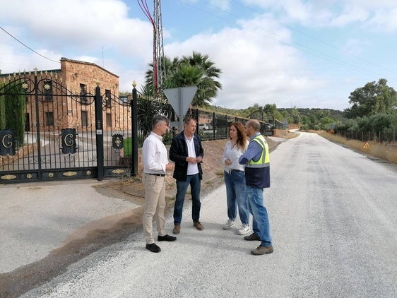 Diputación invierte 248.000 euros para acondicionar la vía que une la A-4 con Villanueva de la Reina