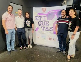 La directora del centro con los ediles y responsables de film.