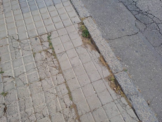 Vecinos de la calle Azorín en Andújar piden el arreglo integral del acerado por el gran deterioro