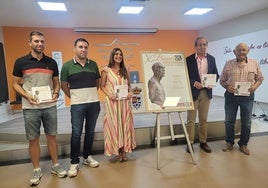 AZUCENA CEPEDELLO Y PACO CARMONA CON LOS FAMILIARES DE OREA JUNTO AL CARTEL.