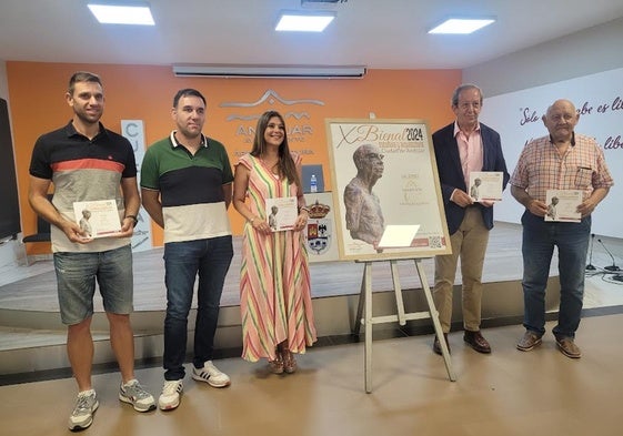 AZUCENA CEPEDELLO Y PACO CARMONA CON LOS FAMILIARES DE OREA JUNTO AL CARTEL.