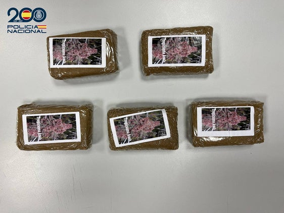 La Policía Nacional detiene en Andújar a un hombre que llevaba oculto en su vehículo 500 gramos de hachís