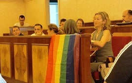 Encarna Camacho, con la bandera, antes de su retirada.