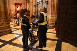 Estudiosos con el dispositivo dentro de la parroquia.