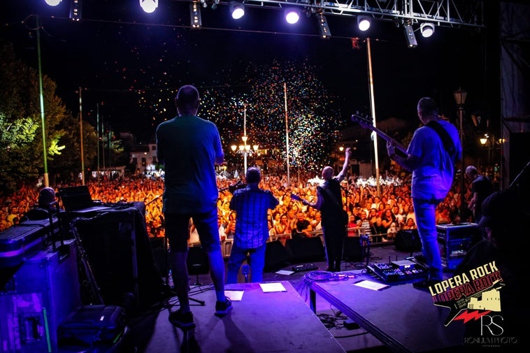 Unas 5.000 personas se congregan en el Festival Lopera Rock