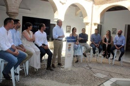 Carmona, esta mañana en el patio interior del Palacio de los Niños de Don Gome, junto a sus compañeros de gobierno.