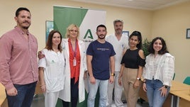 Los nuevos residentes con los responsables del hospital.