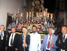 El futuro pregonero con los responsables del grupo parroquial ante la imagen de la Virgen en la calle San Lázaro.
