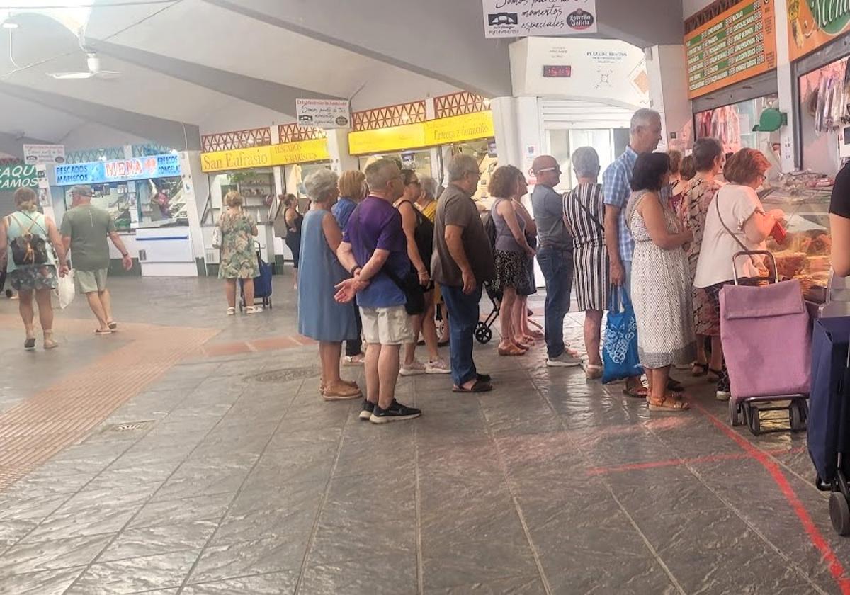 Aspecto que presentaba la Plaza de Abastos el pasado día 6 de agosto, con clientes haciendo sus compras.