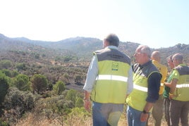 CARMONA Y ESTRELLA, ESTA MAÑANA EN LA ZONA CERO DEL FUEGO.