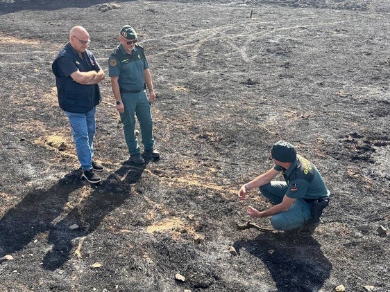 Fernández, con miembros del SEPRONA, en una de las zonas calcinadas por el incendio.