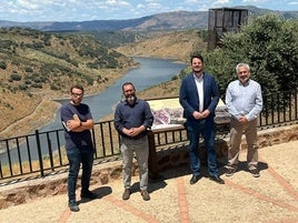 Francisco Javier Lozano con alcaldes de la zona.