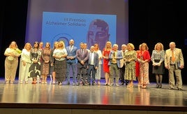 Las autoridades posan con las personas e instiuciones reconocidas y directivos de Afa Andújar. firma.