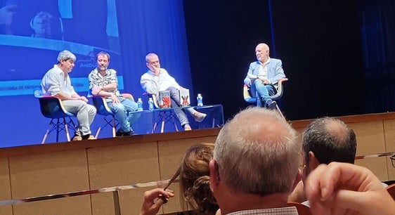 Los autores bajo el pseudónimo de Carmen Mola narran su éxito en Andújar