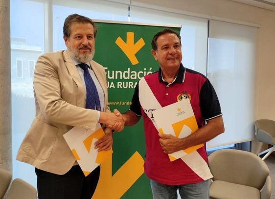 García Lomas y Enrique Guerrero tras la firma del convenio.