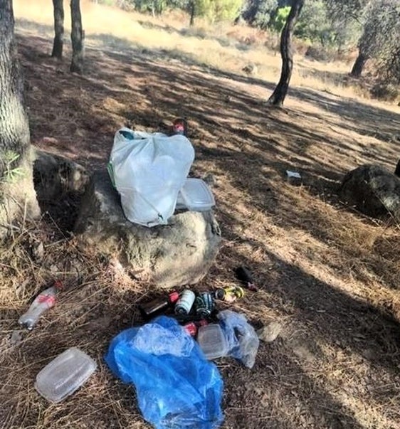 La asociación Ameco denuncia la acumulación de suciedad en el 'camino viejo'