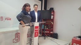 MICAELA NAVARRO Y MANUEL VÁZQUEZ HOY EN LA SEDE DEL PSOE.