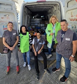 GRUPO DE VOLUNTARIOS DE VAS ANDÚJAR CON EL MATERIAL RECOGIDO.