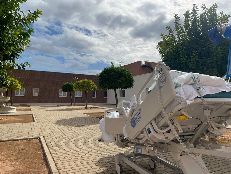 El Hospital Alto Guadalquivir inicia un programa de paseos al aire libre para pacientes ingresados en la UCI