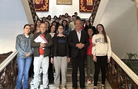 Los estudiantes de 2º de Bachillerato posan con el alcalde y el director del instituto.