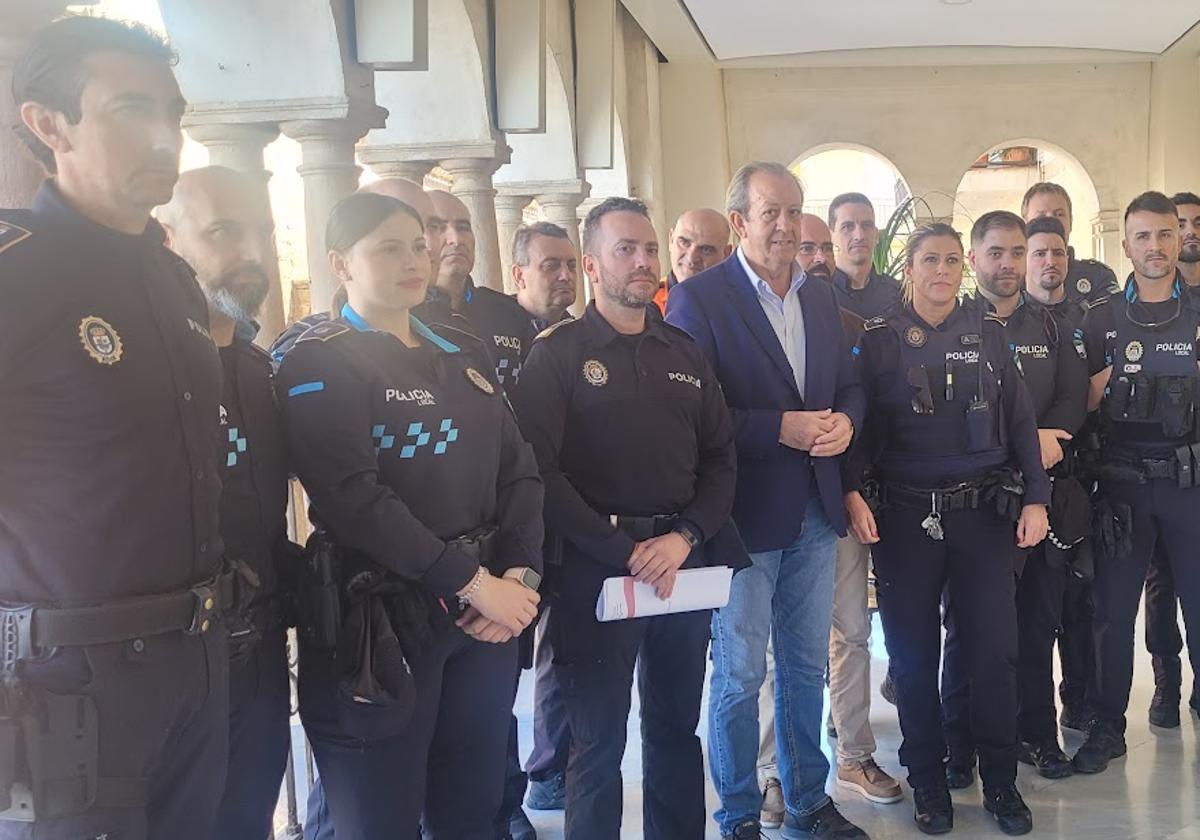 Integrantes de este cuerpo han posado esta mañanaen el balcón del Ayuntamiento con el alcalde.