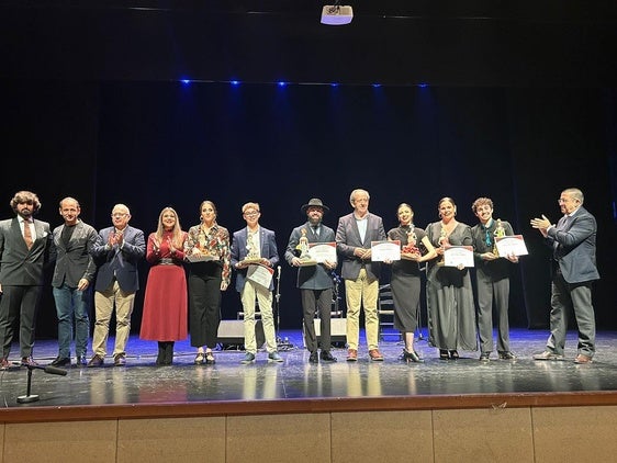 Los ganadores y finalistas posan con las autoridades de la ciudad.