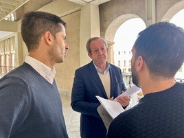 JUAN CARLOS MARTÍNEZ Y FRANCISCO CARMONA, TRAS LA PRESENTACIÓN.