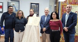 La familia y responsables de la hermandad posan con el libro.