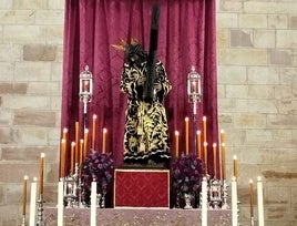 Jesús Nazareno con las potencias y su traje de linajes.