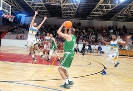 EL DEBUTANTE DEL CB ANDÚJAR DAVID BUSTO LANZA ANTE LA OPOSICIÓN DE UN RIVAL