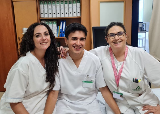 LOS JÓVENES POSAN CON LA TUTORA.