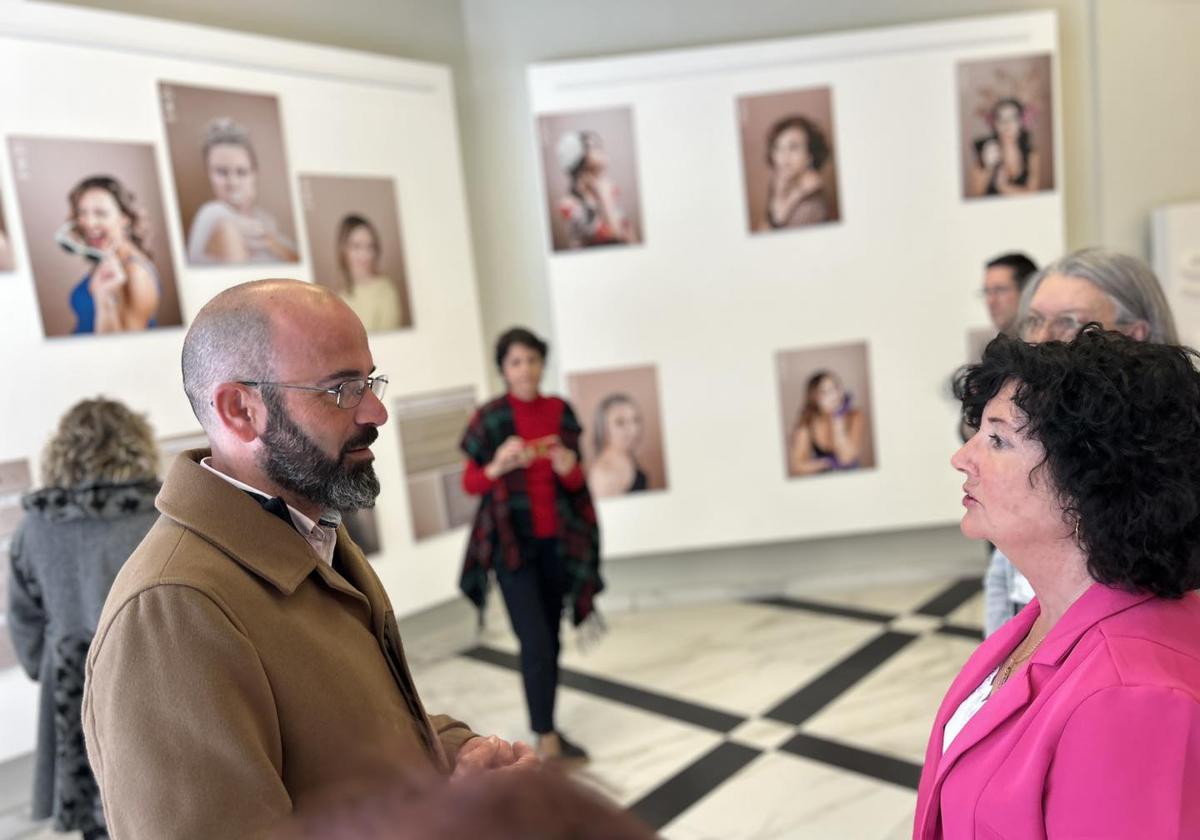 Acto de inauguración de la muestra en la Casa de Cultura.