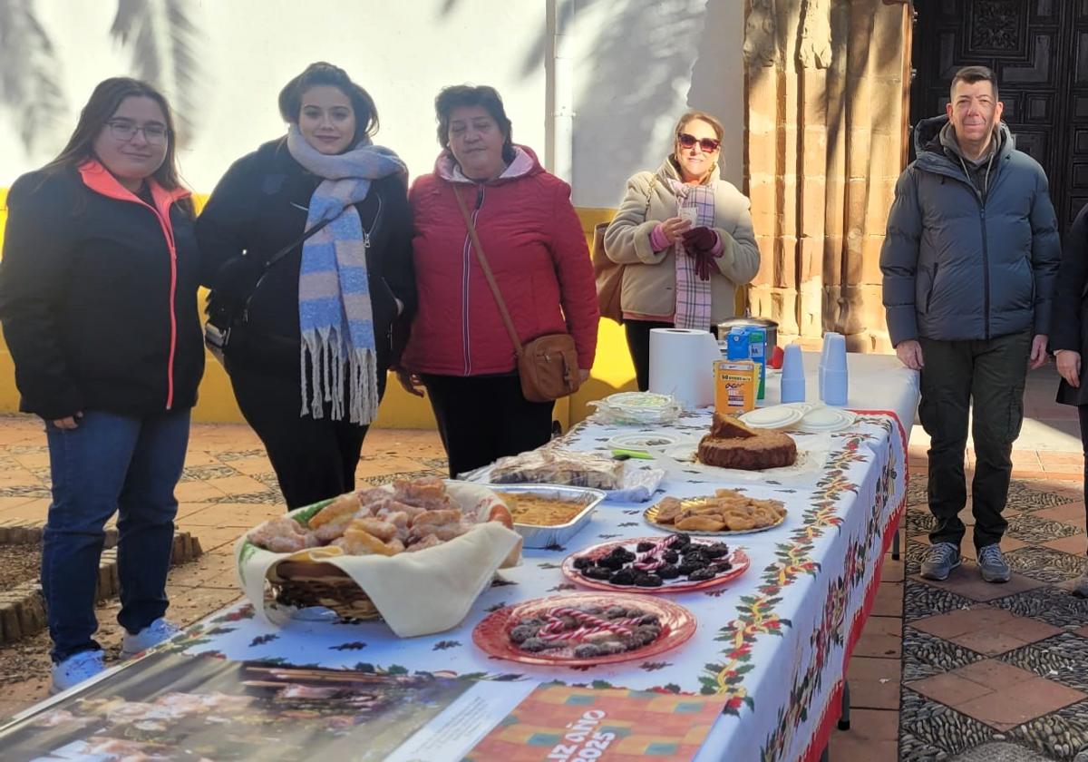 Integrantes de la Hermandad de la Soledad,con los dulces.