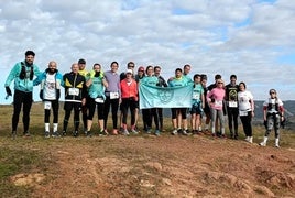 UN GRUPO DE PARTICIPANTES EN PLENA SIERRA.