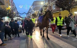 EL HERALDO REAL A SU PASO POR LA CALLE EMPERADOR TRAJANO DE ANDÚJAR.