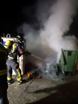 Los bomberos de Andújar sofocan el fuego de los contenedores en La Lagunilla.