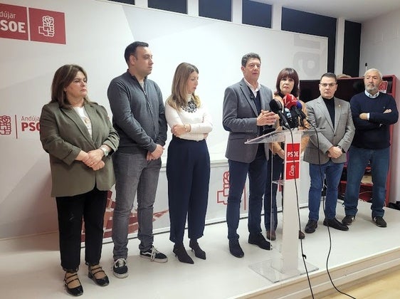 Manuel Vázquez y Micaela Navarro con los ediles socialistas.