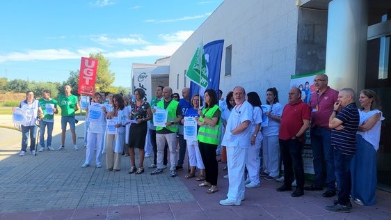 Manifestación el pasado verano por los sindicatos por la pérdida de profesionales en el hospital.
