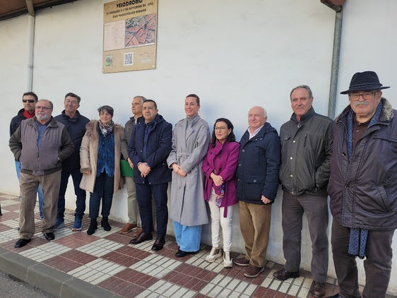 Integrantes de la Corporación Municipal y de la asociación junto al mural de la calle Pino.