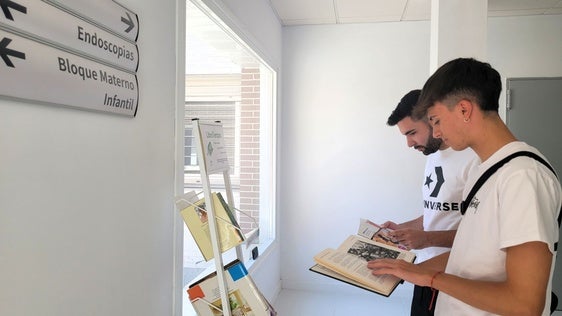 DOS JÓVENES LEEN EN LA REMOZADA SALA DE ENDOSCOPIA.