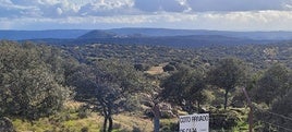 Vista del Santuario Virgen de la Cabeza desde el Mirador de Mingorramos, donde se ven caminos.