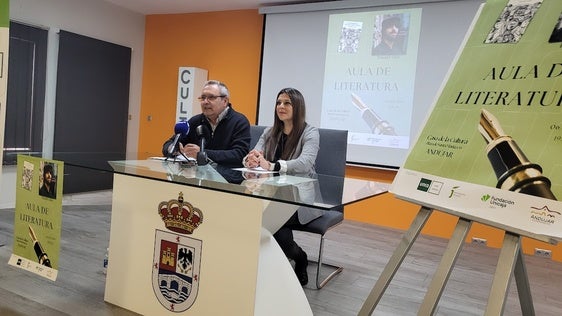 MANUEL VALDIVIA Y AZUCENA CEPEDELLO, DURANTE LA PRESENTACIÓN.