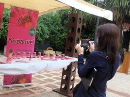 Exosición de miel local de una marca con importantes premios en una edición de Óleomiel. J. C. G.