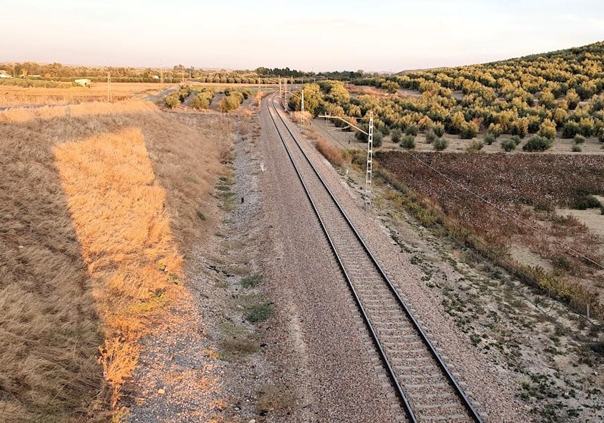 Paso de la vía del tren en el municipio a la altura de la carretera de Valtodano.