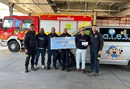 El director del Parque y agentes con los responsables de Ales.