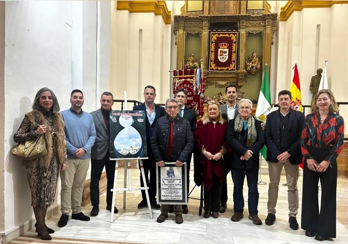 MIEMBROS DE LA CORPORACIÓN MUNICIPAL Y DE LA COFRADÍA MATRIZ POSAN CON EL FEDERADO DE HONOR Y EL GANADOR DEL CARTEL.