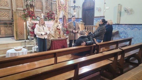 VENERACIÓN A LA VIRGEN DE LA CABEZA EN SU ERMITA DE LA CALLE OLLERÍAS DURANTE LA PASADA NAVIDAD.